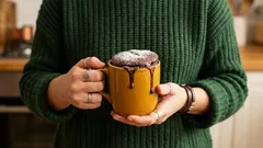 Bolo de chocolate na caneca pronto em 3 minutos: uma sobremesa rápida