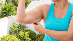 Como tonificar os braços flácidos em casa sem halteres: um plano simples de 10 minutos