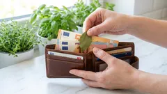 Uma folha de louro na carteira: o segredo de uma avó que ainda funciona