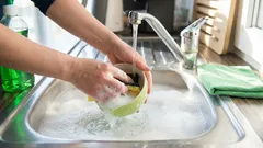 Como lavar a louça corretamente: erros que deve evitar