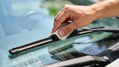 Não se apresse a deitar fora as escovas de limpa-para-brisas velhas: um truque barato que funciona