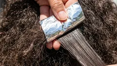 A folha de alumínio faz milagres: um truque que transforma o cabelo rebelde em madeixas luxuosas em minutos