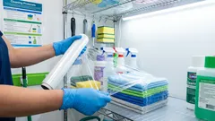 Como um saco de plástico comum ajuda a eliminar o pó: um segredo de limpeza