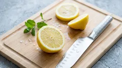 Não corte estes alimentos numa tábua de madeira — os especialistas alertam que não duram mais de um mês