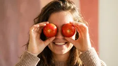 O segredo para uma pele radiante não está nos cremes: o que os alimentos vermelhos escondem