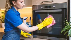 Este produto está em toda cozinha: truque simples para limpar o vidro do forno