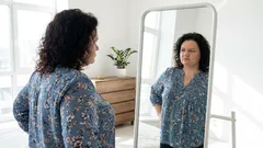 «Estou a envelhecer» — a frase que prejudica mais a perda de peso do que a própria idade. Eis porquê